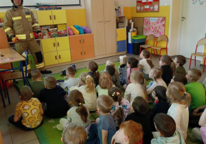 Dzieci oglądają prezentację multimedialną.