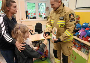 Dzieci dziękują starżakowi za odwiedziny.