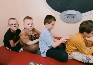 Zabawa w "Głuchy telefon".