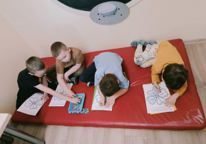 Dzieci wykonują pracę plastyczną.