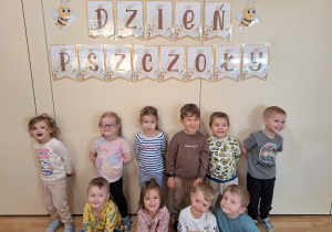 dzieci pozują do zdjęcia