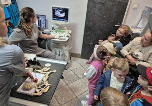 Dzieci oglądają badanie USG pieska
