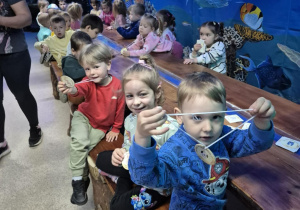 Dzieci prezentują wykonane medale