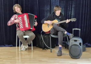 Muzycy grają na akordeonie i gitarze