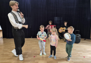 Dzieci grają na instrumentach