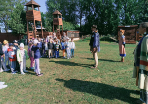 Dzieci podczas zwiedzania Wioski Indiańskiej.