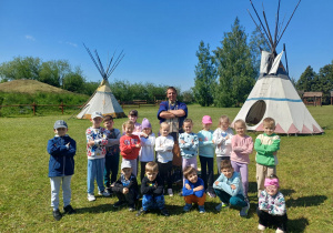 Dzieci z grupy VIII pozują do zdjęcia na tle tipi.