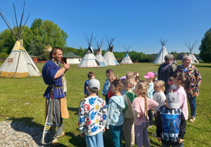 Przewodnik tłumaczy dzieciom zasady życia w tipi.