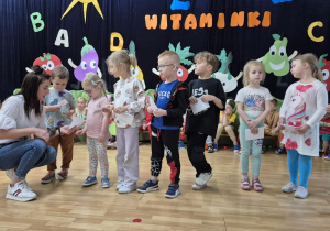 Dzieci rozwiązują zagadki