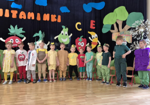 Dzieci w przebraniach stoją na scenie