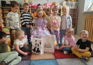 Marysia w otoczeniu koleżanek i kolegów