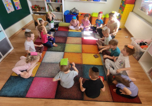 Zadaniem dzieci było ułożenie woreczka na głowie i zrzucenie go na dywan.