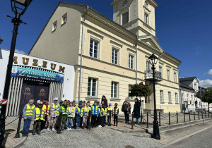 Dzieci z grup Zajączki i Leśne Duszki pozują przed Ratuszem i Pałacem Saskim.