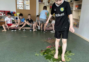Dzieci pokonują naturalny tor przeszkód.