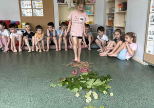 Dzieci pokonują naturalny tor przeszkód.