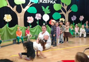 dziewczynka chodzi na czworaka udając kotka