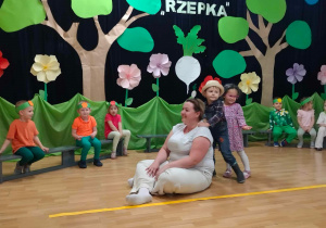 dzieci ustawione są za panią