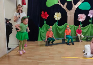 dziewczynka skacze udając żabkę