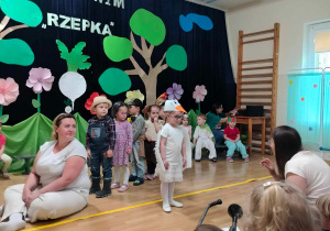 dziewczynka stoi przed publicznością