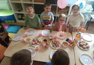 dzieci pozują do zdjęcia