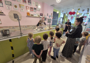 Dzieci obserwują proces powstawania karmelu
