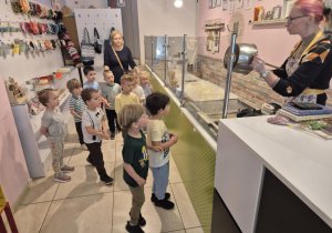 Dzieci obserwują proces powstawania karmelu