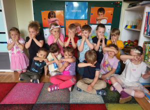 Dzieci z grupy III podczas zajęć z pedagogiem.