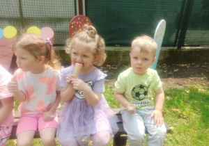 dzieci jedzą lody