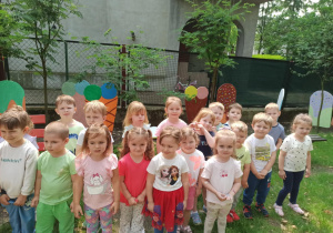 dzieci pozują do grupowego zdjęcia