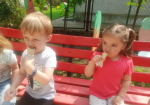 dzieci jedzą lody