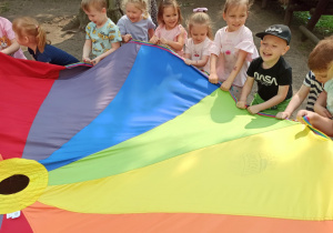 dzieci trzymają chustę animacyjną