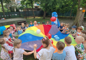 dzieci poruszają chustą animacyjną
