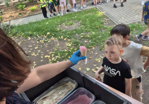 Dzieci czekają na lody
