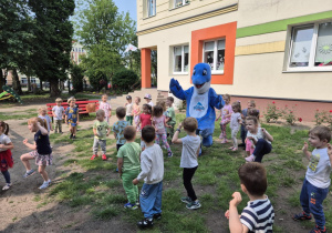 Dzieci tańczą w towarzystwie maskotki Delfinka