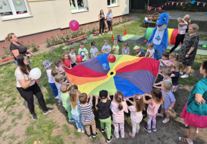 Dzieci bawią się chustą klanza