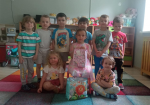 Maja w otoczeniu koleżanek i kolegów z grupy