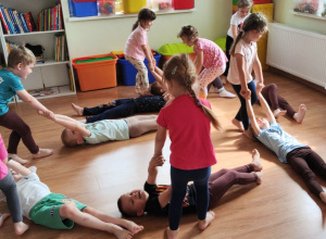 Zajęcia z projektu realizowanego w grupie III "Zabawy z elementami metody W. Sherborne