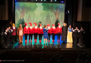 Wszyscy aktorzy tańczą na scenie taniec do piosenki finałowej.