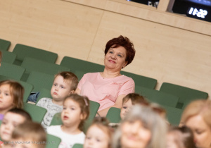 Pani Inspektor Wydziału Edukacji ogląda przedstawienie.