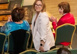 Przewodnicząca Rady Rodziców wita się z dziećmi.