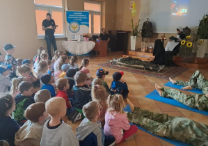 Dzieci oglądają przedstawienie.