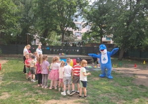 Dzieci słuchają poleceń.