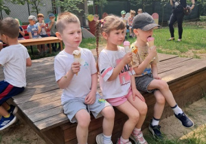 Dzieci jedzą lody.