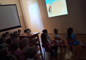 Dzieci podczas sensu filmowego z popcornem.