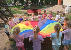 Dzieci podczas zabawy z chustą animacyjną.
