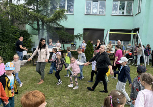 Wspólne zabawy przy muzyce.