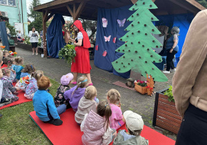 Dzieci oglądają przedstawienie o "Czerwony Kapturku"
