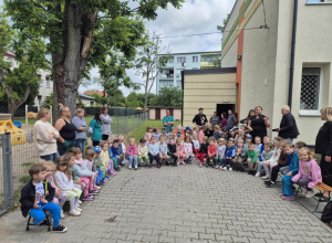 Wizyta policjantów z psem policyjnym