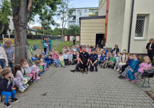 Dzieci oraz policjanci pozują do zdjęcia