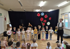Muzyk oraz dzieci z instrumentami